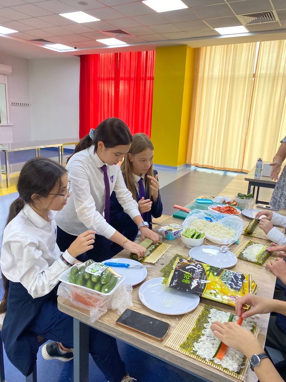 WORLD CULTURES CLUB makes Sushi